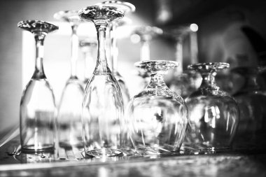 Bir rafta duran gözlük