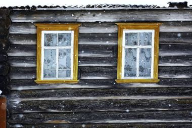 Köydeki eski ahşap ev.