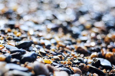 Nehir kıyısında çakıl doku 