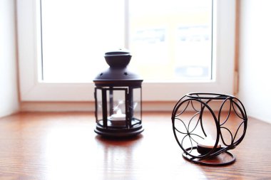 Mum pencere üzerinde şamdanlar 