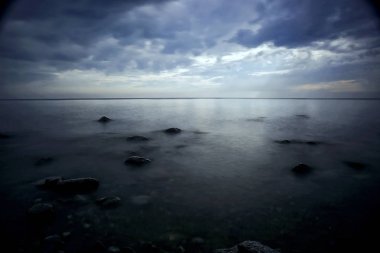 Gri bulutlar fırtına öncesi sessizlik