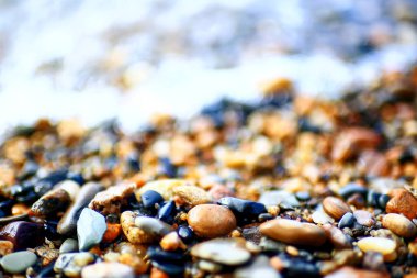 Nehir kıyısında çakıl doku 