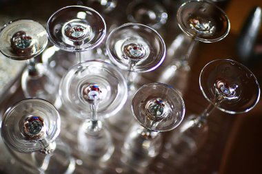 Bir rafta duran gözlük