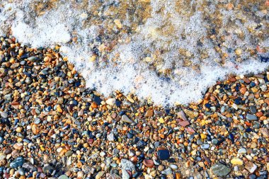 Nehir kıyısında çakıl doku 