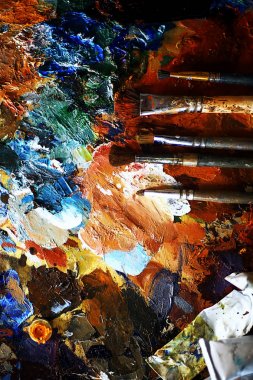 sanatçının tuval üzerine yağlıboya