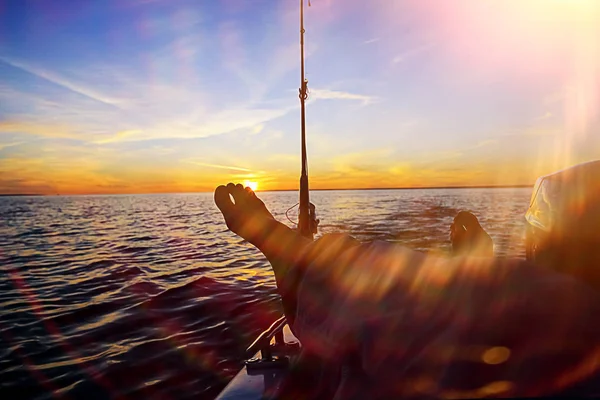 Pêche dans le bateau sur le lac — Photo