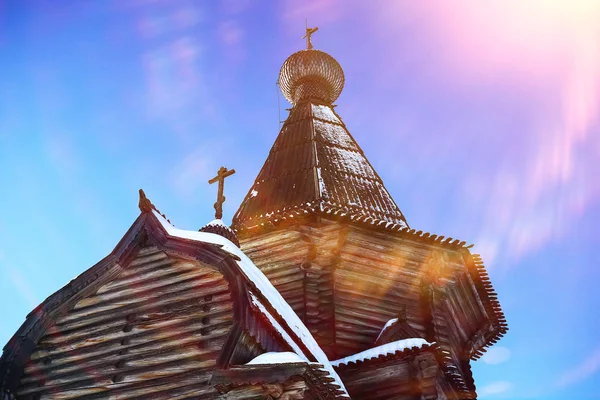 Kirche im Dorf im Winter — Stockfoto