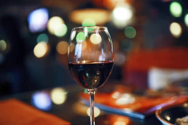 Pohár bort asztalra — Stock Fotó