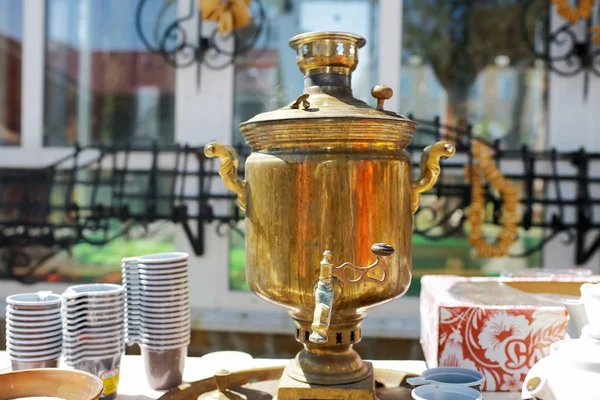 Samovar con un juego de té —  Fotos de Stock