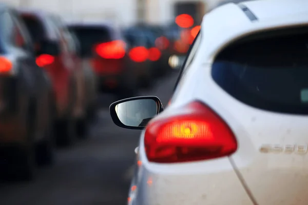 Auto che guidano in città — Foto Stock