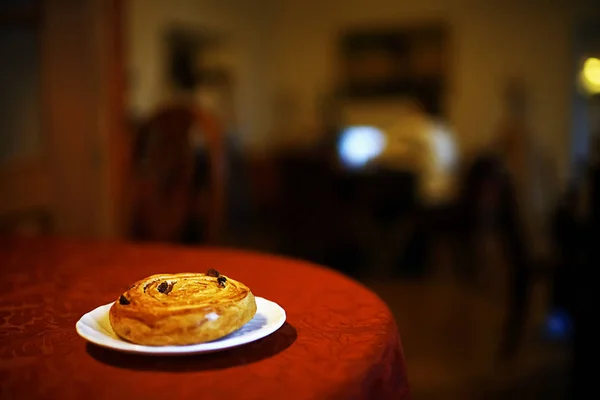 Вкусная булочка на тарелке — стоковое фото