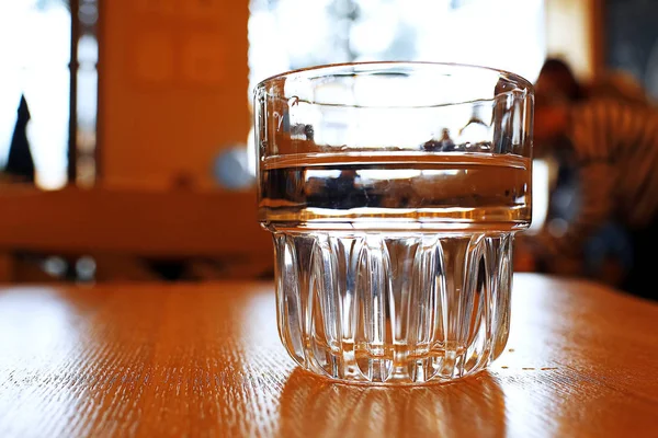 Un vaso está sobre la mesa en un café — Foto de Stock