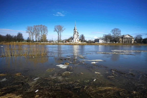 Nehir kıyısındaki kilise — Stok fotoğraf