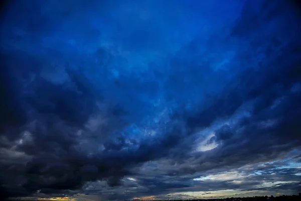 Grå moln före stormen — Stockfoto