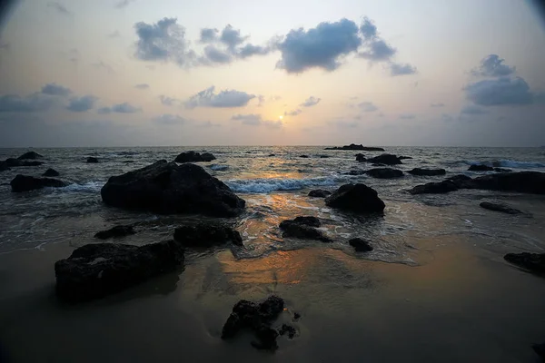 Krásný západ slunce na pláži — Stock fotografie