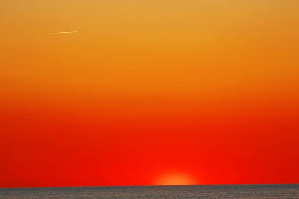 Amazing rays from the red sunset — Stock Photo, Image