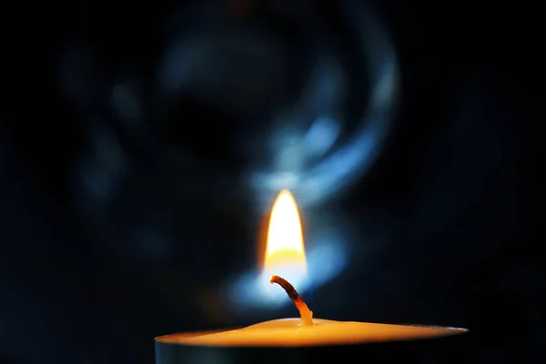 Svíčka v tmavé místnosti — Stock fotografie