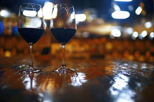 Очки с вином на столе — стоковое фото