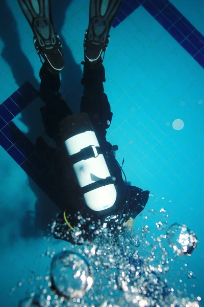 Immergitore in piscina con attrezzatura — Foto Stock