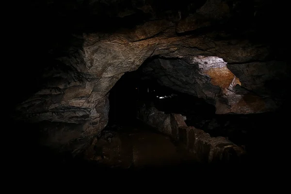 Multi-färgade väggar inne i en grotta — Stockfoto