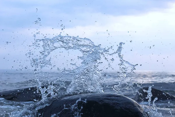 Onde che urtano contro la riva rocciosa — Foto Stock