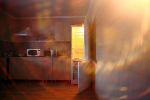 Kylskåp i inre av köket — Stockfoto