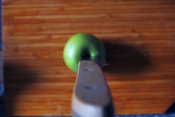 Groene appel en mes — Stockfoto