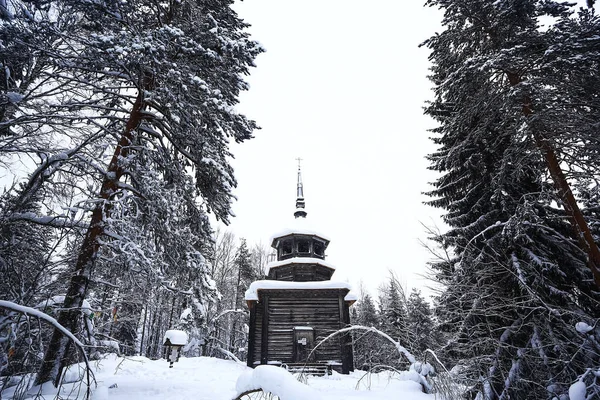 Iglesia en el pueblo en invierno —  Fotos de Stock