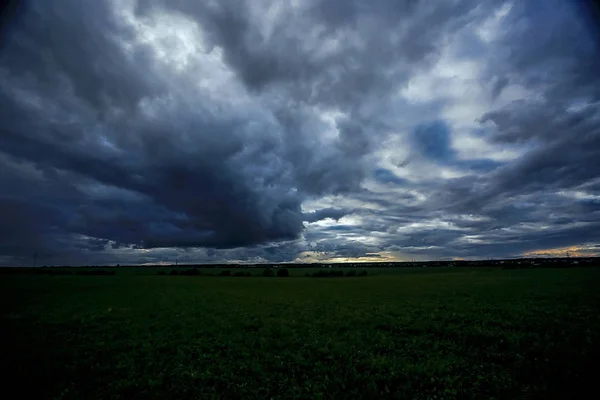 Nuvens cinzas antes da tempestade — Fotografia de Stock