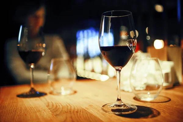 Glas wijn op tafel — Stockfoto