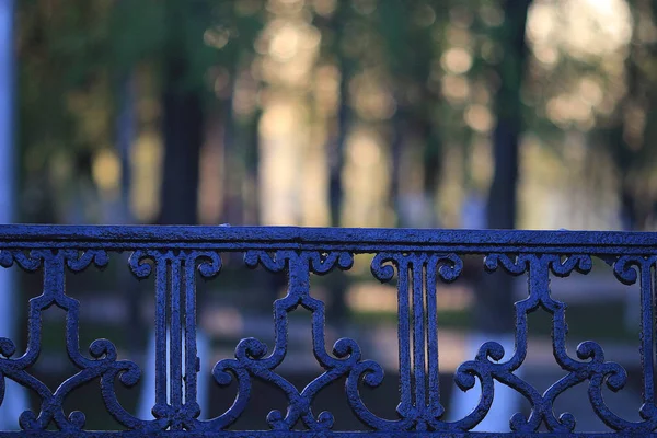 Синий металлический забор — стоковое фото