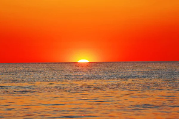 Úžasné paprsky od rudý západ slunce — Stock fotografie
