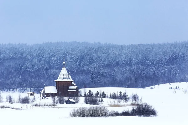 Kyrkan i byn på vintern — Stockfoto