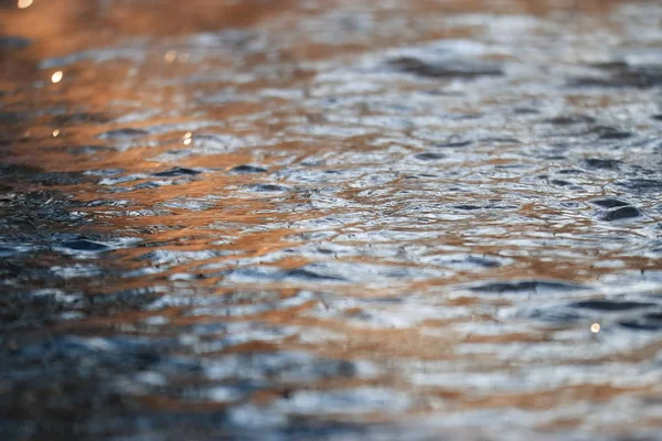 Textura de água com ondas pequenas — Fotografia de Stock