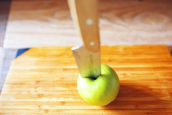 Grüner Apfel und Messer — Stockfoto