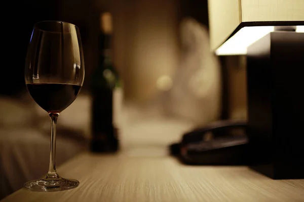 Ein Glas Rotwein im Schlafzimmer — Stockfoto