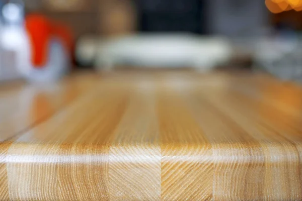 光滑的木桌，在一家咖啡馆 — 图库照片