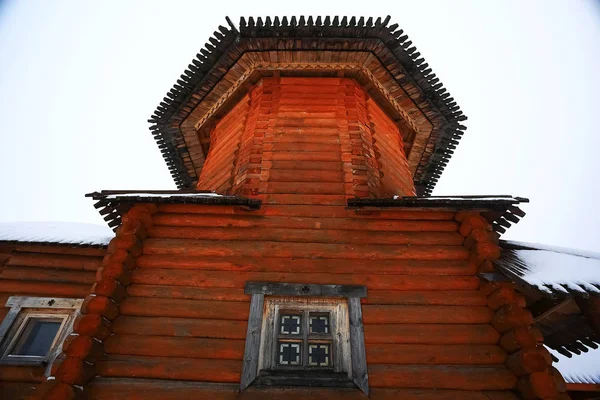 Kostel ve vesnici v zimě — Stock fotografie