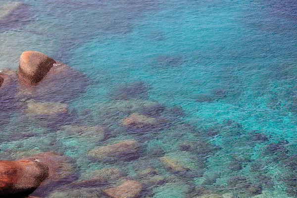 Γαλάζια νερά με πέτρες της θάλασσας — Φωτογραφία Αρχείου