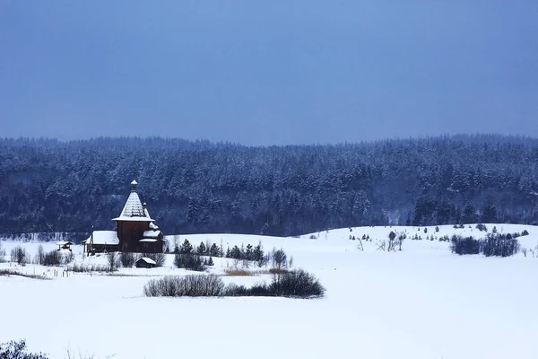 Церковь в деревне зимой — стоковое фото