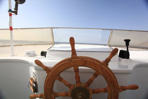 空を背景にヨットの舵 — ストック写真