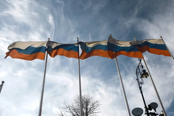 Drapeaux de Biélorussie contre le ciel — Photo