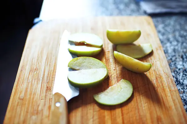 Gesneden groene appel op de tafel — Stockfoto
