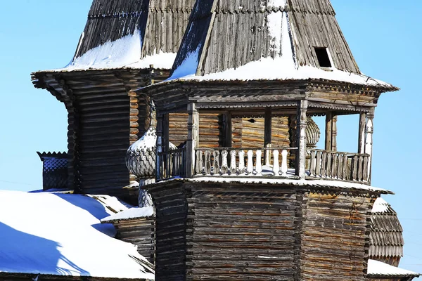 Kerk in het dorp in de winter — Stockfoto