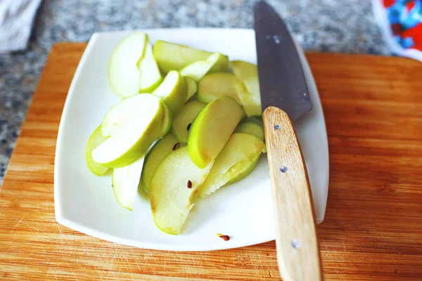 Grüner Apfel in Scheiben auf dem Tisch — Stockfoto