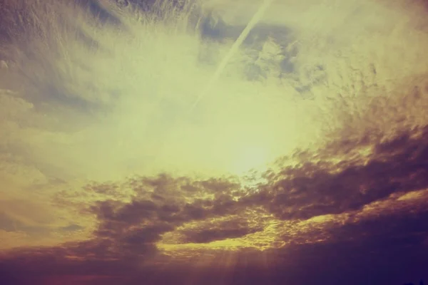 Хмари в небі під час заходу сонця — стокове фото
