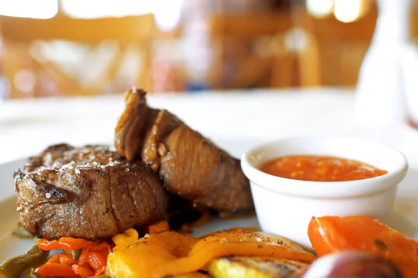 Filete fresco en la mesa —  Fotos de Stock