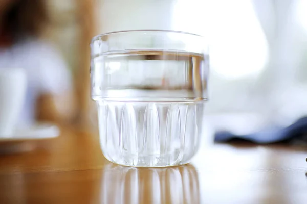 Um copo está na mesa em um café — Fotografia de Stock
