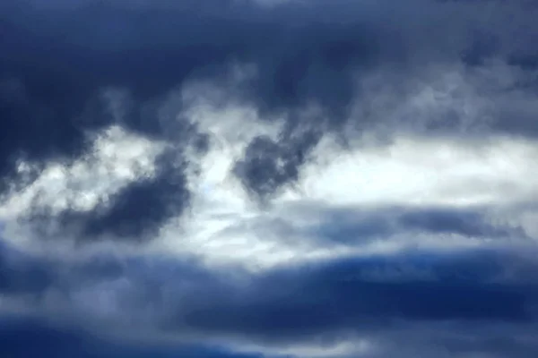 灰色的云层，暴风雨来临前 — 图库照片