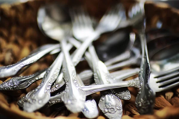 Un sacco di forchette in un cesto — Foto Stock